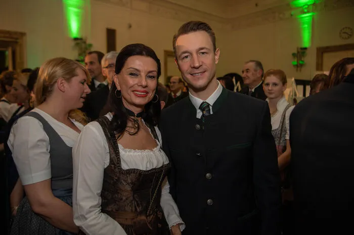 Von der Hofreitschule in die Hofburg. Sonja Klima mit dem neuen Finanzminister Gernot Blümel