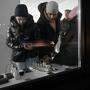 Bewohner von Kiew laden ihre Smartphones während eines Blackouts in einer Postfiliale auf