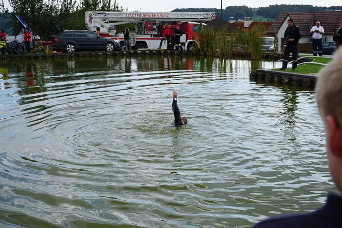 Verletzte Opfer müssen unter anderem von der Wasserrettung aus dem Teich beim Garten der Generationen gerettet werden.