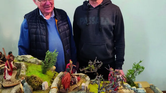 Krippensammler Bernd Mayer und Museumskoordinator Max Klammler