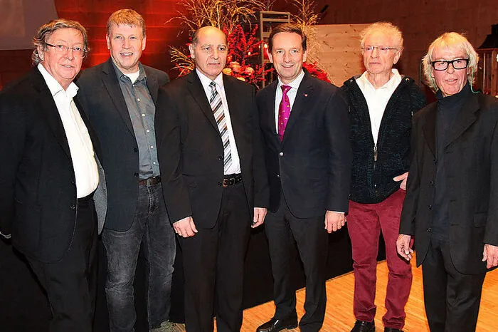 Die Preisträger Antonio Fian, Markus Lackner, Engelbert Logar, Johann Strutz und Raimund Spöck mit Kulturreferent Christian Benger (4.v.l.)