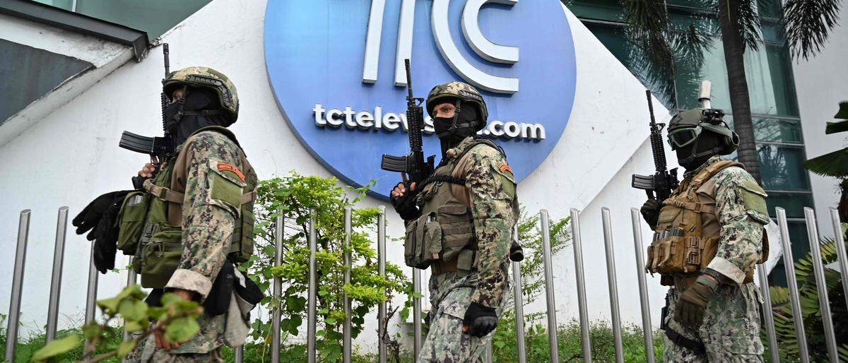 Soldaten vor der von den Banden besetzten TV-Station