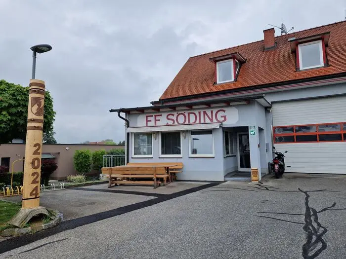 2024 wurde der Maibaum vor dem Rüsthaus der FF Söding von Unbekannten umgeschnitten