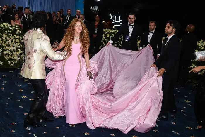 Sängerin Shakira fiel mit ihrem farbenfrohen Kleid in Pink samt langer Schleppe etwas aus der Reihe.