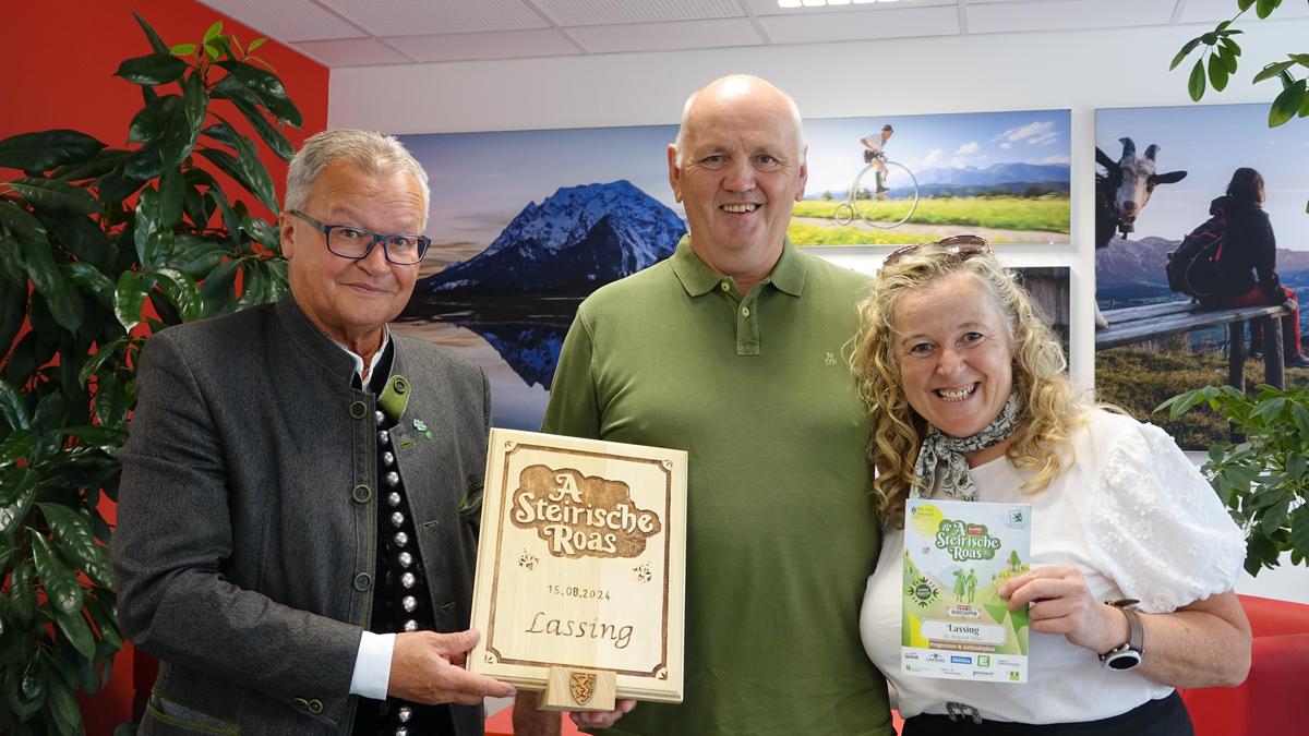 Erhard Skupa und Claudia Flatscher (TiQa Werbeagentur) übergaben die Steirische-Roas-Tafel an Bürgermeister Engelbert Schaunitzer (Mitte) 