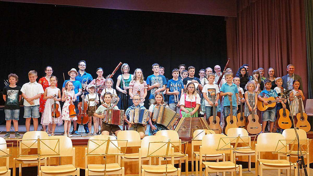 Die Schülerinnen und Schüler der Musikschule Kindberg beim Abschlusskonzert