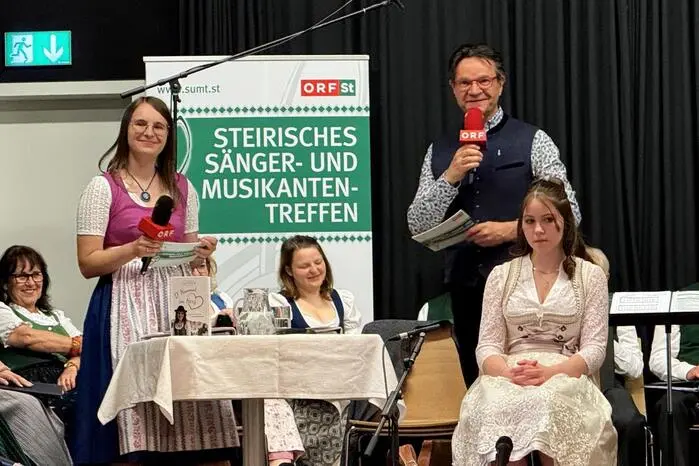 Lisa und Karl Lenz moderierten einen überaus vielfältigen wie schwungvollen Volksmusikabend im Pfarrheim.