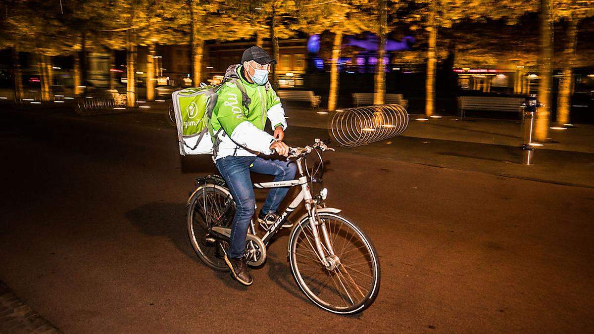 Die Gastronomie setzt im Lockdown auf Online-Essensbestellplattform und deren Fahrradkuriere.