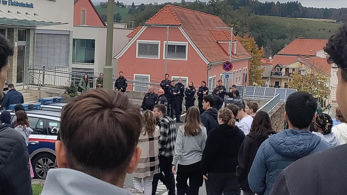 Die Landesberufsschule Eibiswald wurde Montagnachmittag aufgrund einer Bombendrohung für mehrere Stunden evakuiert