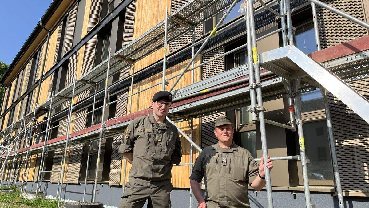 Freuen sich auf das neue Unterkunftsgebäude: Kommandant Günter Rath (l.) und Roman Neubauer