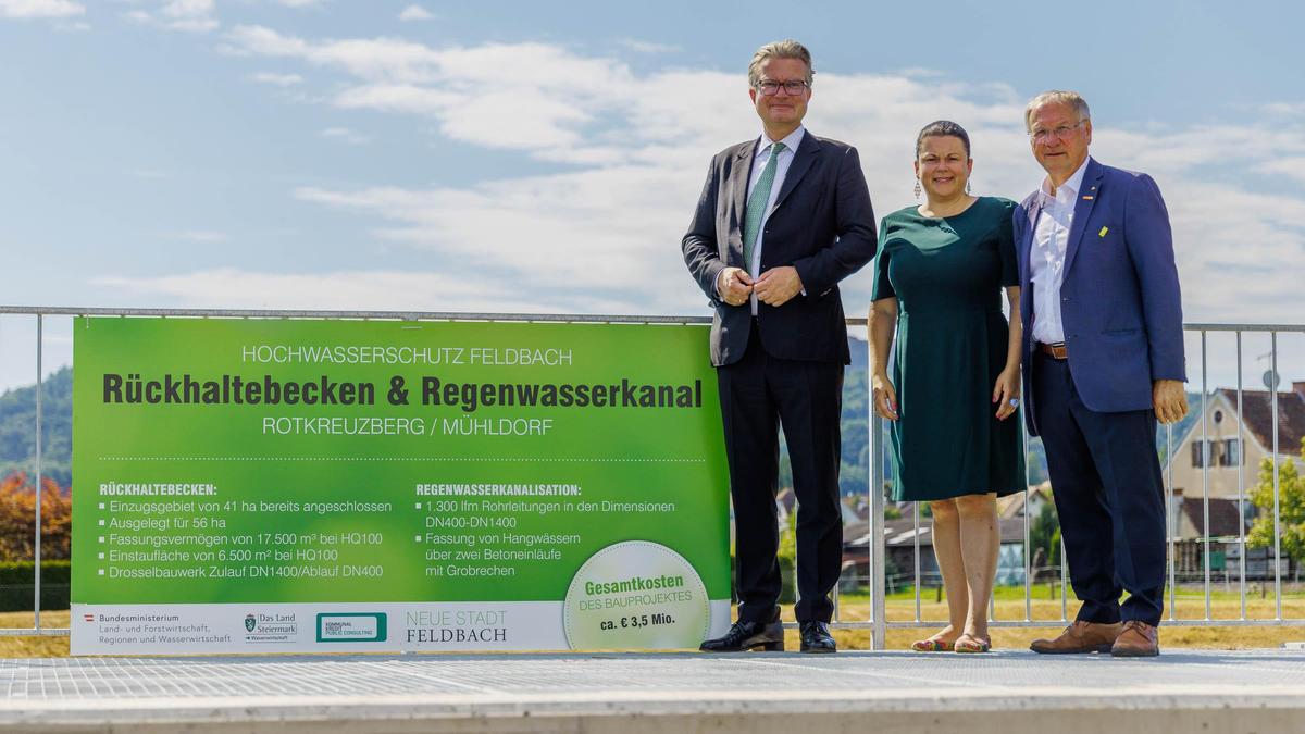 Landeshauptmann Christopher Drexler, Finanzreferentin Sonja Skalnik und Bürgermeister Josef Ober (v.l.) bei der Eröffnung des neuen Retentionsbeckens