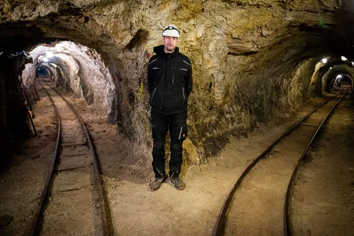 Die Weitläufigkeit der Stollen im Schloßberg - in Summe sieben Kilometer lang - sind von außen kaum wahrnehmbar. Valentin Cee an einer Schienenkreuzung. 