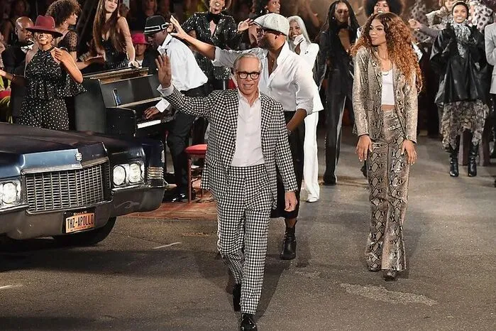 ... auf den Laufsteg: Der Designer holte sich zu den Models auch Schauspielerin Zendaya mit auf die Bühne.