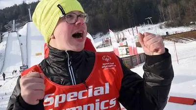 Die Sportler beim Schneeschuhlauf