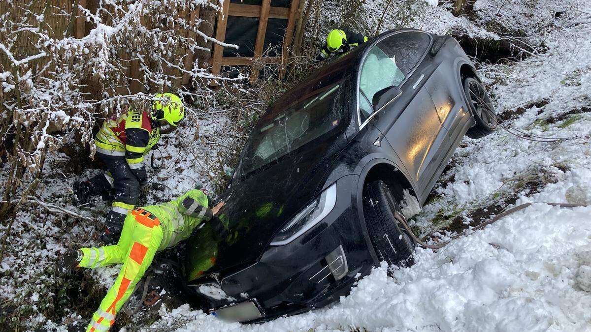 Der Tesla landete im Straßengraben