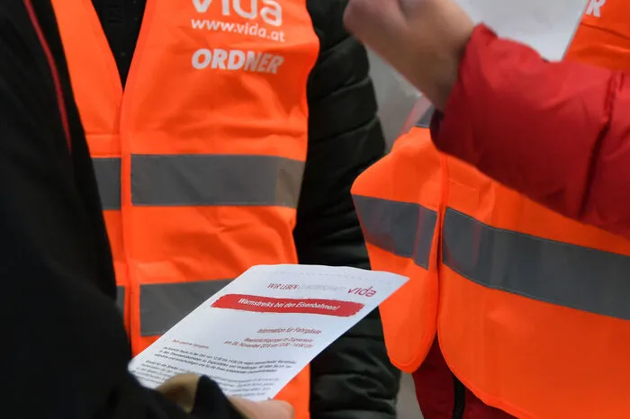 Die Mitglieder der Gewerkschaft hielten in der Nähe der Bahnhöfe Versammlungen ab.