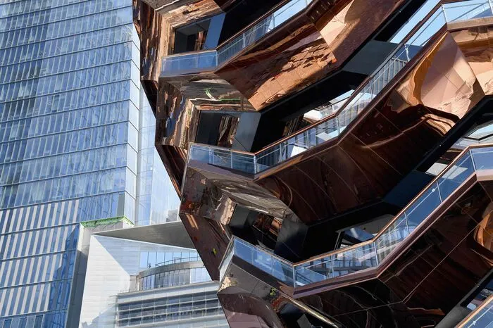 Rund 25 Milliarden Dollar soll der Immobilienentwickler Steve Ross in die Hudson Yards investieren. 16 Wolkenkratzer sollen es Ende der Bauphase in zwei Jahren werden. Rund 560.000 Quadtratmeter Bürofläche, etwa 5000 Appartements mit Shopping auf 70.000 Quadratmetern.