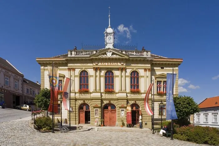 Nicht nur für Bierfans ist die älteste Braustadt Österreichs, Weitra in Niederösterreich, einen Besuch wert. Von Weitem sichtbar sitzt Schloss Weitra erhaben auf einem Granitplateau über der Stadt. Vom Schlossturm aus können Besucher vor allem bei schönem Wetter die Aussicht genießen, fast bis nach Tschechien kann man sehen. Eine Dauerausstellung zur "Erlebniswelt Bier" ist ebenfalls im Schloss zu finden. Vom Wiener Franz-Josefs-Bahnhof aus geht es mit Bahn und Bus in den Ort im Waldviertel, die Altstadt lädt mit seiner Kulinarik - und natürlich dem Bier - zum Verweilen ein. Auch eine Wanderung auf den Mandlstein darf nicht fehlen