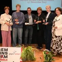Mit Würdigungspreisen ausgezeichnet: Gössinger, Jule von der Initiative „Lamm 8 schließen“, Pichler, Suette, Schaunig und Susanne Claudia Boyneburg-Lengsfeld-Spendier von der Arge Sozial Villach (von links)