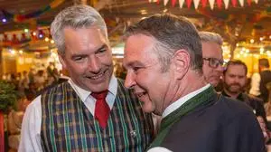 Kanzler Karl Nehammer bei der Begrüßung des SPÖ-Chefs Andreas Babler