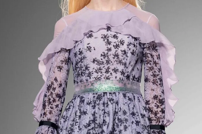 Zum Start der London Fashion Week gab's von Bora Aksu fliederfarbene Transparanz kombiniert mit blickdichten Strümpfen und Schmetterlingsbrillen.