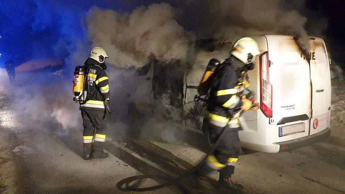 Die Einsatzkräfte löschten das brennende Auto