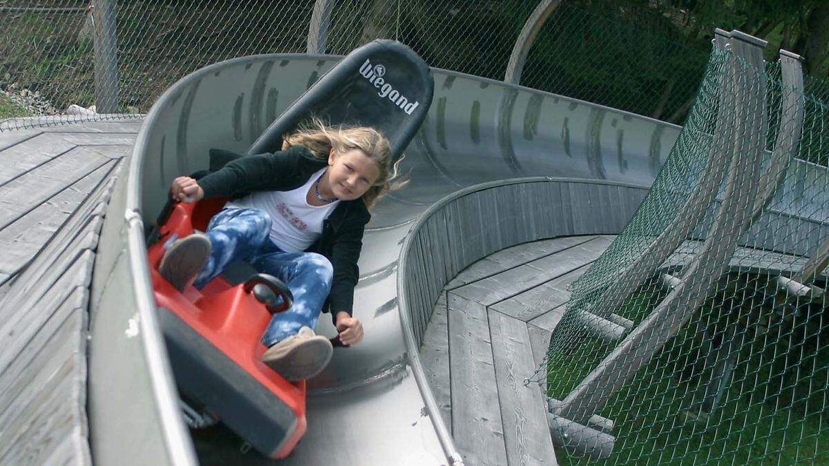 In der Sommerrodelbahn Koglhof geht es mit 40 km/h abwärts