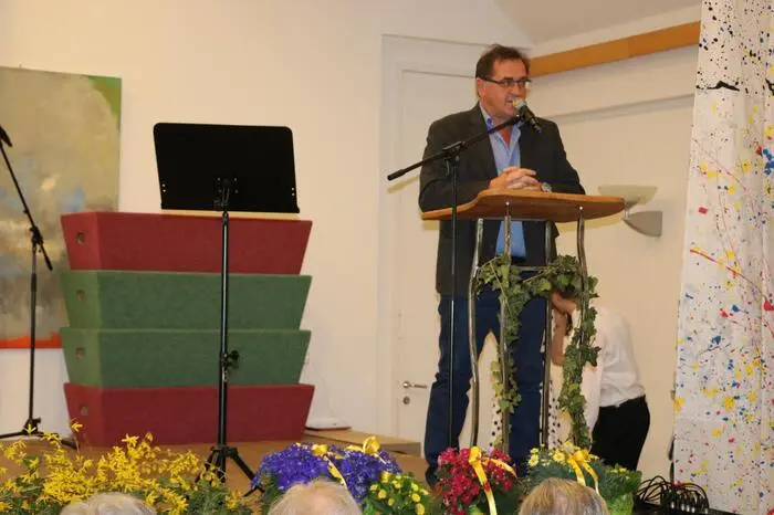 Auch der Bürgermeister der Gemeinde Markt Hartmannsdorf, Otmar Hiebaum, begrüßte  die Besucher und Sänger im Saal. Unter ihnen auch Fachberaterin Miriam Ahrer. Sie gab im Anschluss den Chorleitern ein kurzes Feedback.