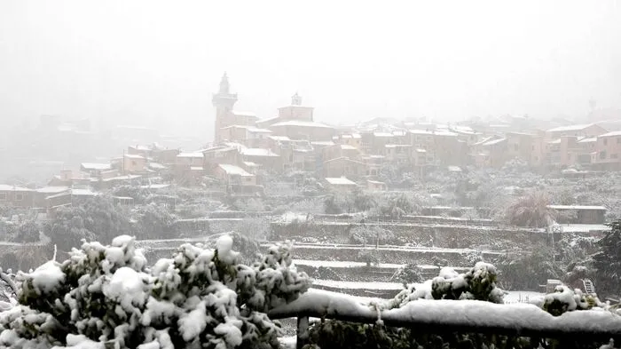 Ein Wintersturm fegt über Mallorca und sorgt für Schnee, Sturm und Regen und Chaos. Teilweise schneite es auch im Flachland und sogar an einigen Stränden. Nun wurde die Hilfe des Militärs angefordert.