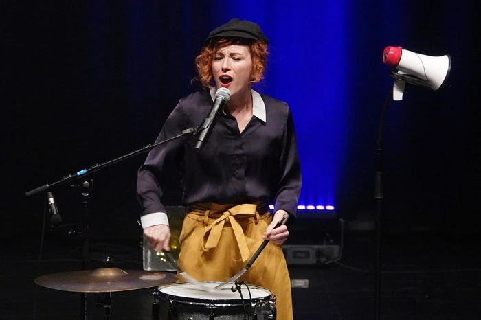Klicken Sie ich durch weitere Fotos vom Marina &amp; The Kats Konzert im Kunsthaus Weiz.
