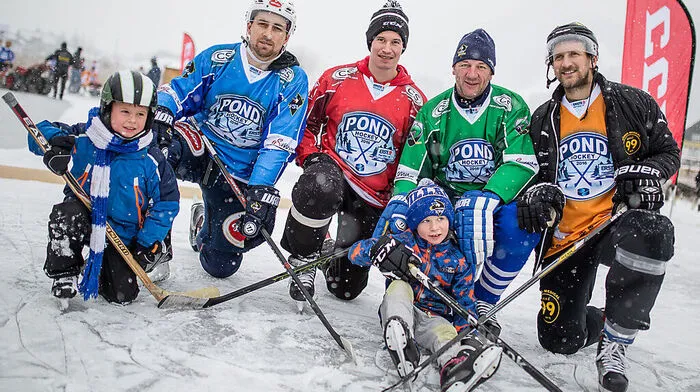 Gut gelaunt nach dem Match auf Natureis: Eric Hunter, Oliver Setzinger, Engelbert Linder, Philipp Pinter mit dem Eishockey-Nachwuchs Nico und Jonas Köfler
