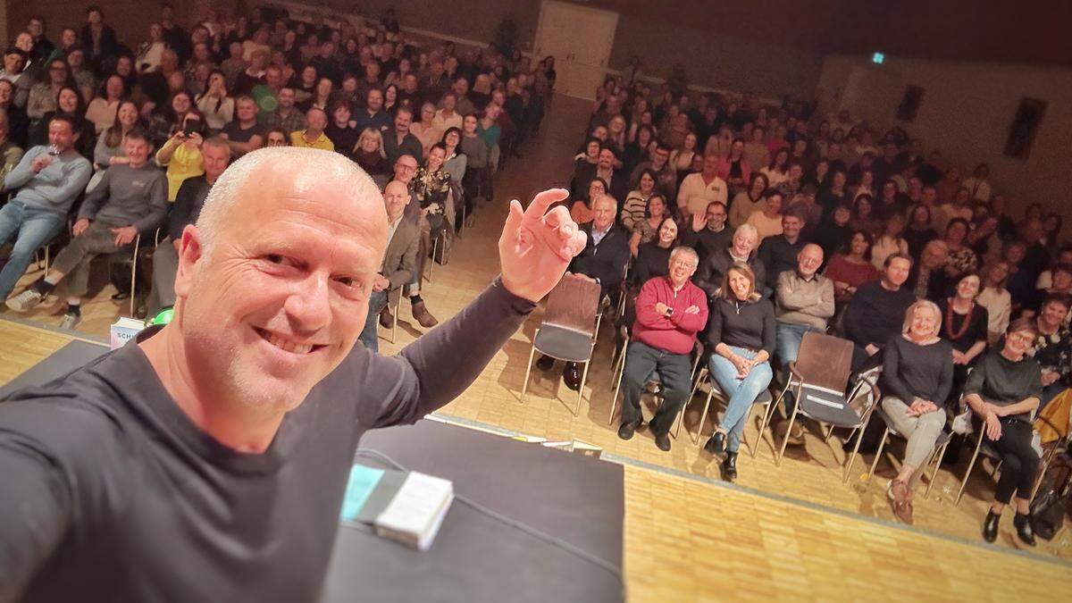 Bernhard Aichner machte ein Selfie von sich und dem Publikum