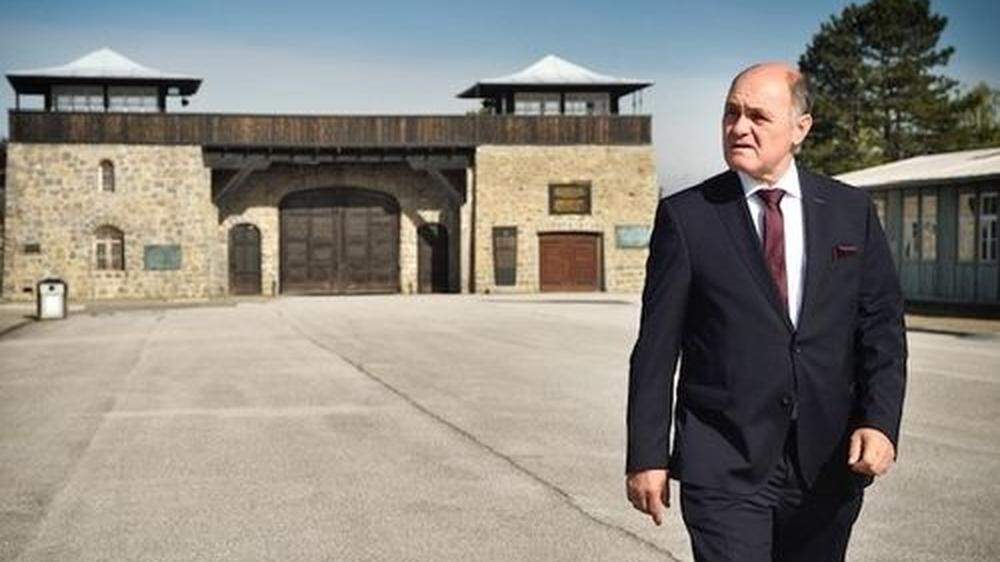 Nationalratspräsident Wolfgang Sobotka vor den Toren des Lagers Mauthausen