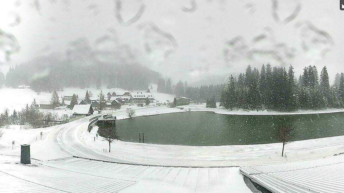 Auf der Teichalm ist der Winter zurückgekehrt - bis zu 15 Zentimeter Schnee sind gefallen