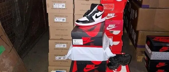 Über tausend Paar Turnschuhe