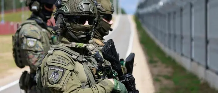 Soldaten vor dem Grenzzaun.