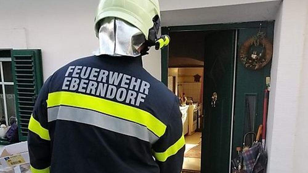 Die Freiwillige Feuerwehr Eberndorf beseitige den teilweise verbrannte Boiler aus der Küche