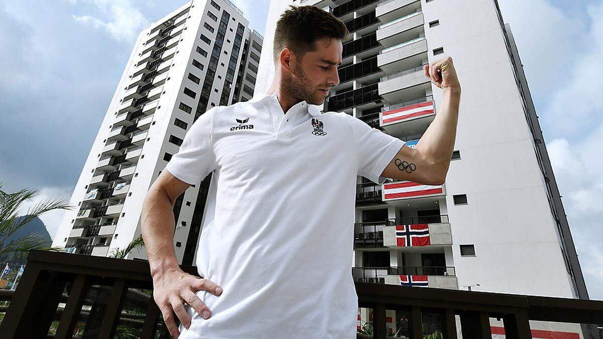 Constantin Blaha vor dem olympischen Dorf