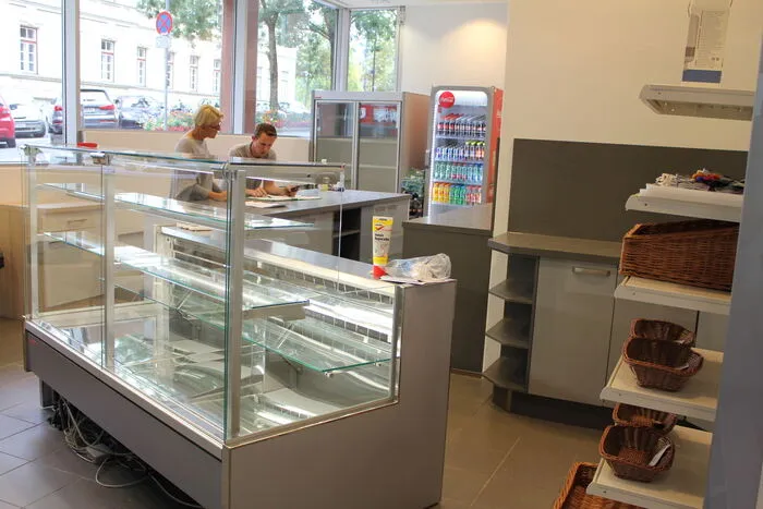 Die Vitrine im Feinkostbereich ist schon angeschlossen.