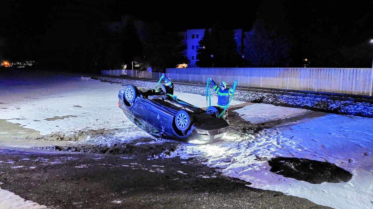 Das Fahrzeug landete auf dem Dach