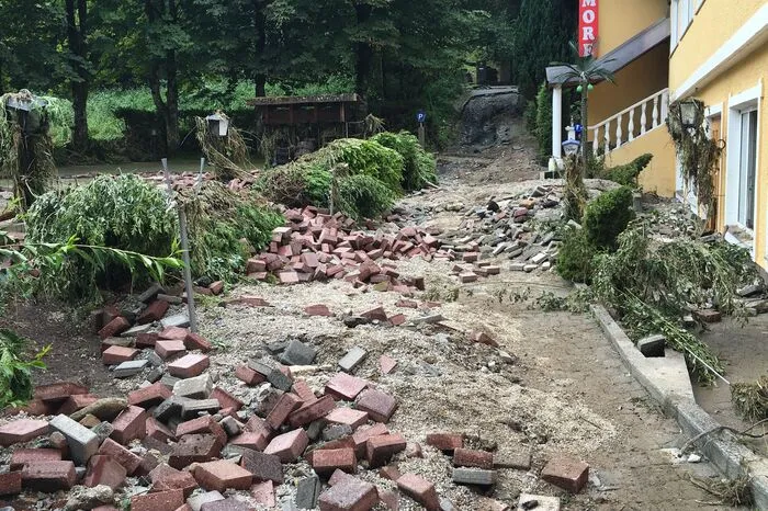 An Straßen und Gebäuden erstand erheblicher Schaden.
