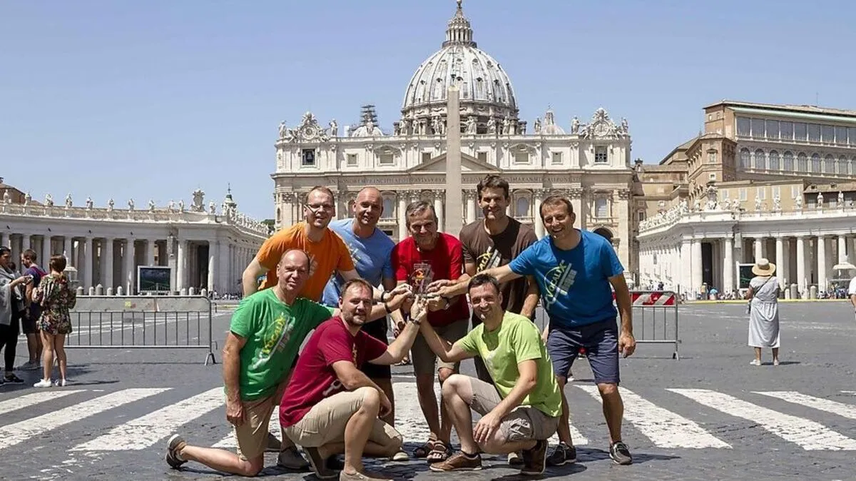 Das Vocalix-Ensemble mit der Trophäe vor dem Petersdom in Rom