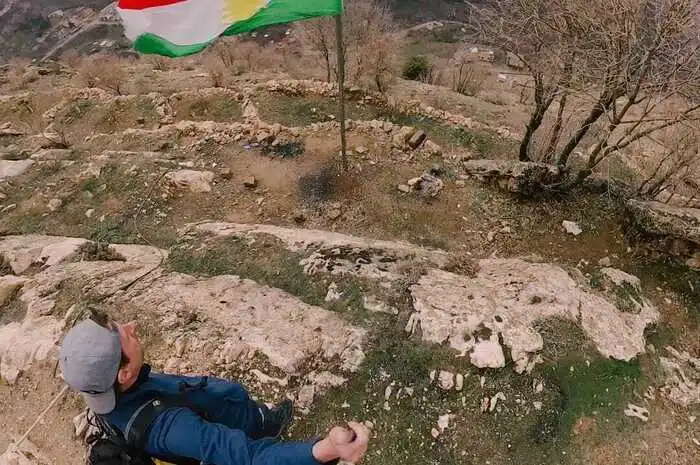... hat Kurdistan aber auch uraltes kulturhistorisches Erbe zu bieten: Wie hier bei einer Wanderung mit Blick auf das Bergdorf Amedi.