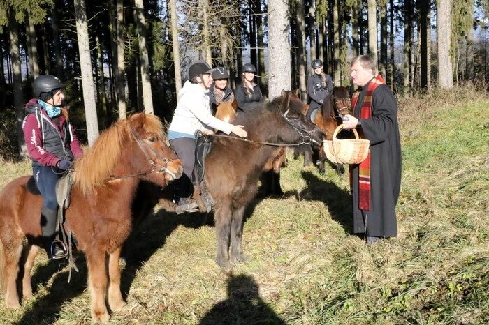 Nach einem Gebet segnete Stiftspfarrer Christian Stromberger die Pferde.