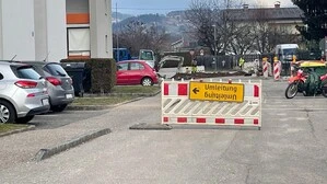 Umleitungsschild vor Baustelle