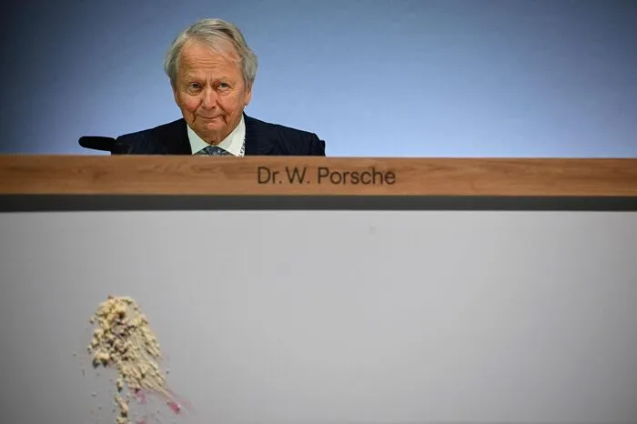 Im Visier der Torte: Wolfgang Porsche, Aufsichtsratschef des VW-Haupteigentümers.