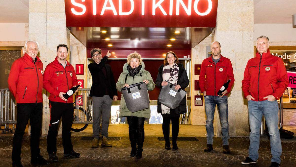 Höhlenretter Harald Mixanig, Landesleiter Andreas Langer, Naturpark-Geschäftsführer Robert Heuberger, Vizebürgermeisterin Irene Hochstetter-Lackner, Živa Novljan von der Alpenkonvention, die Höhlenforscher Martin Friedl und Günter Faul (von links)