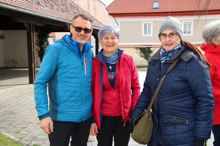 Der jetzige Pfarrer der Wallfahrtskirche, Bruder Elias Unegg, hatte zu einem Jubiläums-Kreuzweg eingeladen.