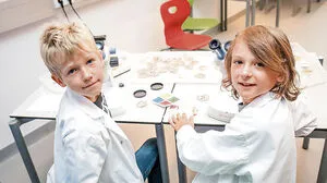 Aha, so ist das. Peter und Leo ziehen sich die weißen Mäntel immer wieder gerne über.