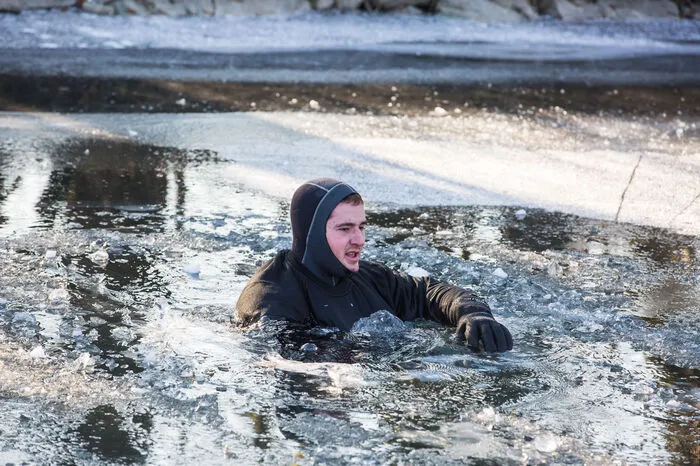 Auch wenn das Opfer im kalen Wasser friert, Ruhe bewahren.